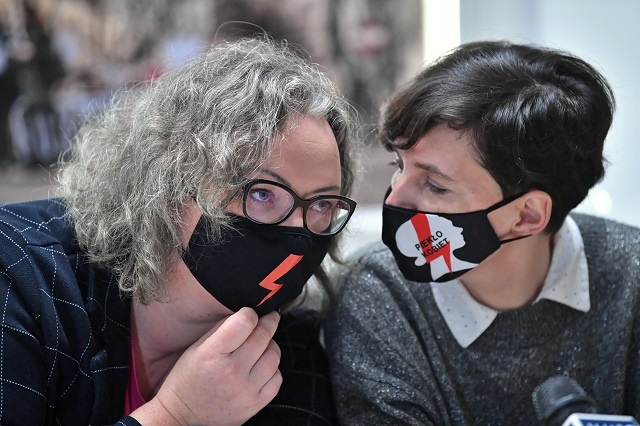 Jest pozew przeciwko Marcie Lempart i Klementynie Suchanow, aktywistkom Strajku Kobiet. Fot. PAP/Radek Pietruszka
