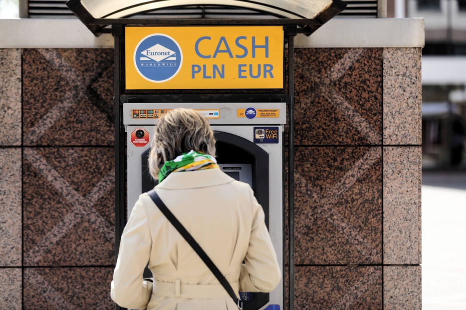 (na zdjęciu: Bankomat Euronet. PAP/Rafał Guz)