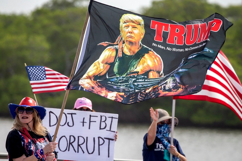 Zwolennicy Donalda Trumpa pod jego posiadłością Mar-a-Lago. Fot. PAP/EPA/CRISTOBAL HERRERA-ULASHKEVICH
