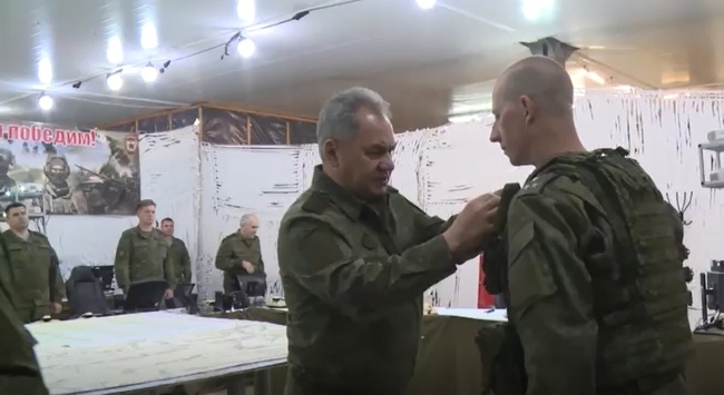 Minister obrony Siergiej Shoigu (C) wręcza medal rosyjskiemu żołnierzowi podczas wizyty w rosyjskich siłach zbrojnych, w nieujawnionym miejscu. Fot. PAP/EPA/RUSSIAN DEFENCE MINISTRY