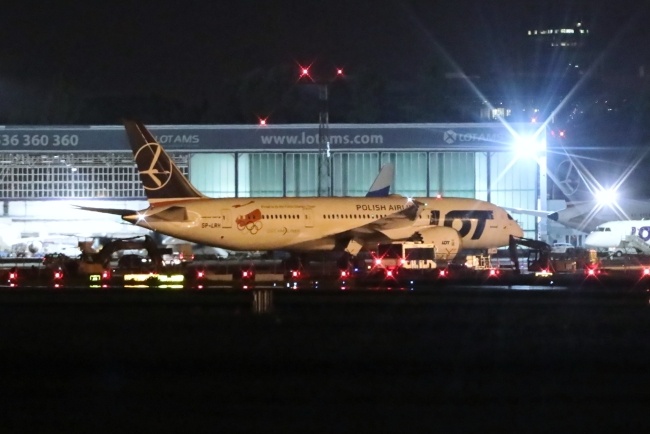 Samolot Boeing Dreamliner 787 z ewakuowanymi z Afganistanu ląduje na lotnisku Okęcie w Warszawie, fot. PAP/Wojciech Olkuśnik