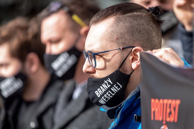 Od 27 lutego obowiązuje m.in. w środkach komunikacji i w miejscach ogólnodostępnych nakaz zakrywania ust i nosa przy pomocy maseczki. Fot. PAP/Tytus Żmijewski