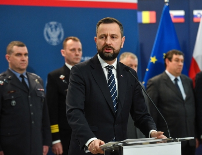 Szef MON prześwietli podkomisję smoleńską Macierewicza. Powołano specjalny zespół