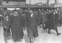 Rabin Abraham Mordechaj Alter (drugi z lewej), cadyk z Góry Kalwarii, na Dworcu Głównym w Warszawie, 1932 r. Fot. NAC