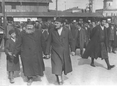 Rabin Abraham Mordechaj Alter (drugi z lewej), cadyk z Góry Kalwarii, na Dworcu Głównym w Warszawie, 1932 r. Fot. NAC
