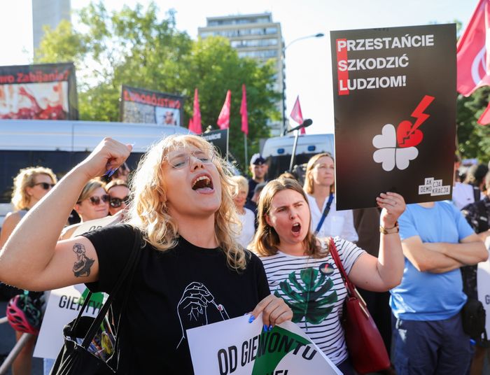 "Oddajcie stołki jak wam się nie podoba elektorat". Pod Sejm powrócił Strajk Kobiet