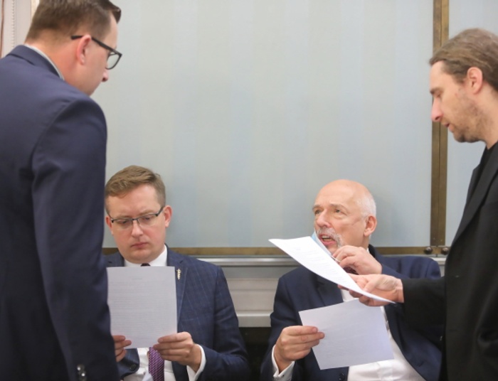 "Narodowcy" łamią przepisy. nie chcą nosić maseczek