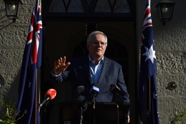 Premier Australii Scott Morrison dopiero po kilku dniach zabrał głos w sprawie zerwanej umowy, fot.  PAP/EPA/JOEL CARRETT