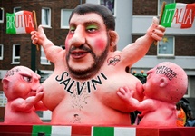 Postać premiera Włoch Matteo Salviniego, fot. PAP/EPA/KIRSTEN NEUMANN