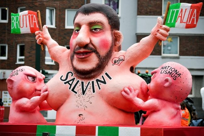 Postać premiera Włoch Matteo Salviniego, fot. PAP/EPA/KIRSTEN NEUMANN