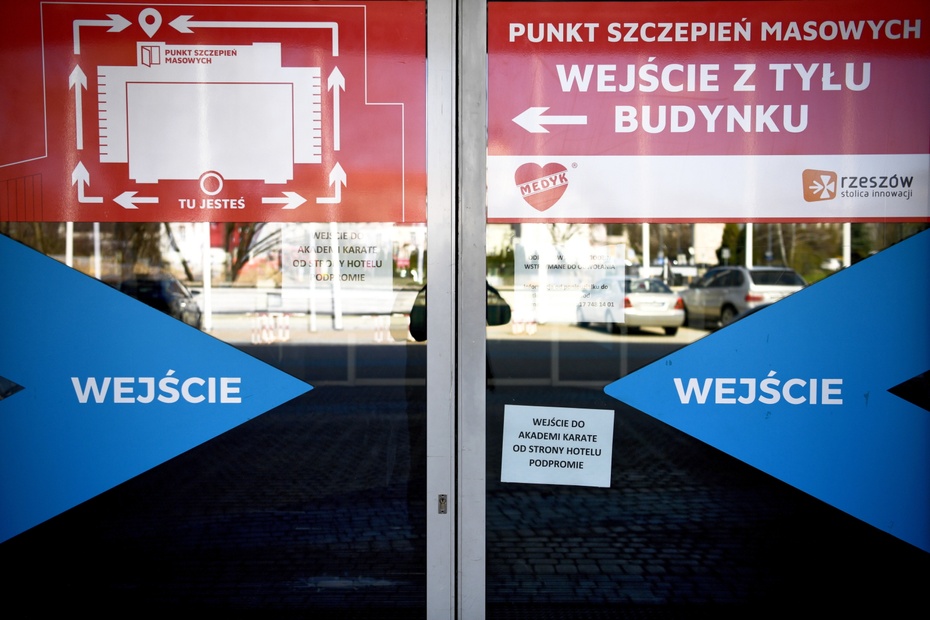 Punkt szczepień masowych w Rzeszowie. fot. PAP/Darek Delmanowicz