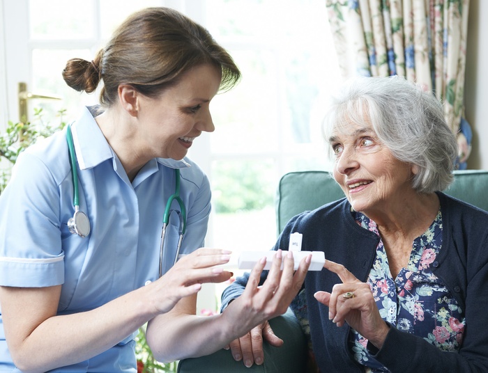 Dom opieki dla seniora - jak załatwić, komu się należy, jak wybrać najlepszy?