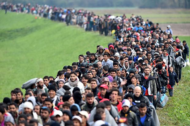 Tysiące migrantów w trakcie przekraczania granicy pomiędzy Chorwacją a Słowenią Photo: Jeff J Mitchell/Getty Images, źródło: https://www.telegraph.co.uk/news