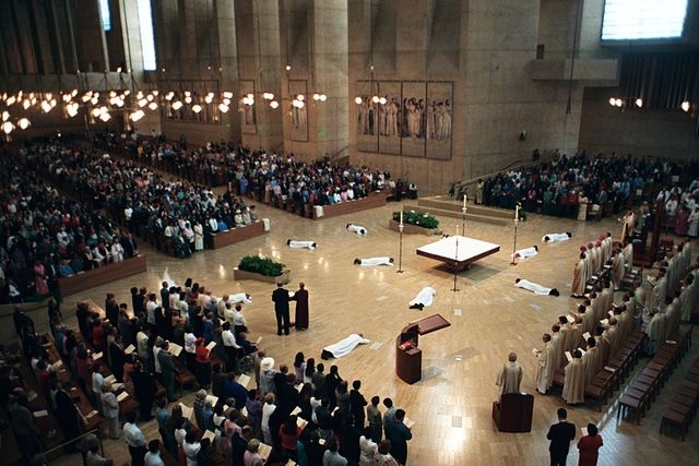 Nowo wyświęcani diakoni leżą krzyżem wokół ołtarza. Katedra Matki Bożej Anielskiej w Los Angeles, 2004 rok (zdjęcie: Rick Flynn, właściciel praw: Eric Stoltz, źródło: Wikimedia Commons, CC BY-SA 2.5)