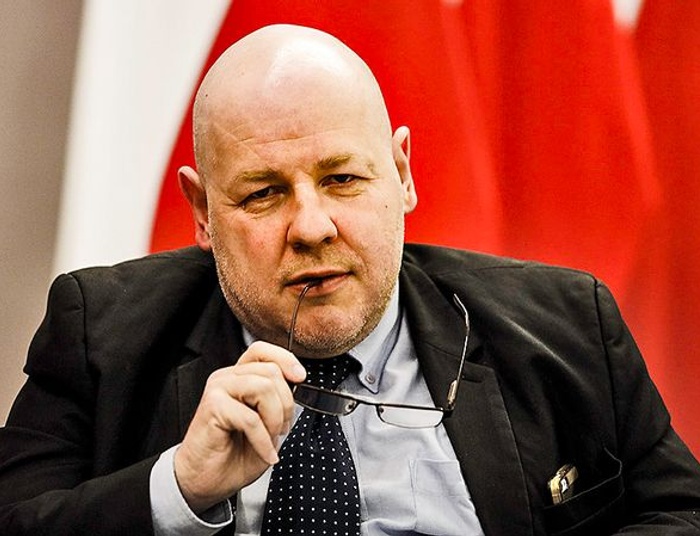 Dlaczego Beata Szydło oblewa się wazeliną?