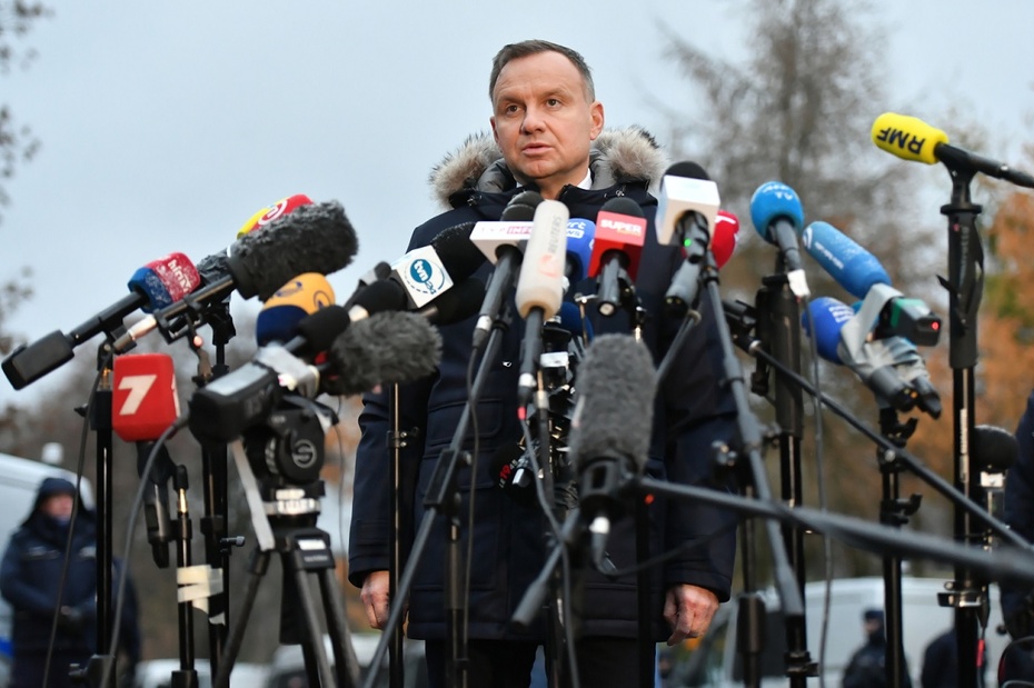 Prezydent RP Andrzej Duda (C) podczas konferencji prasowej w Przewodowie. Fot.