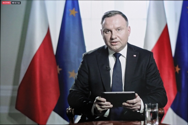 Andrzej Duda podpisał ustawy tworzące tarczę antykryzysową. Fot. PAP/Paweł Supernak