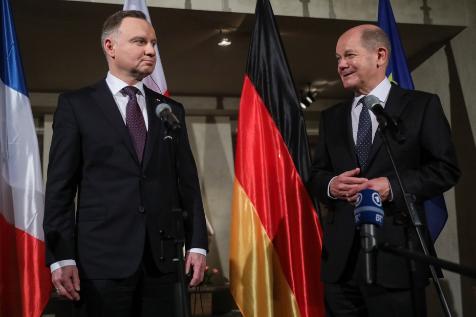 Prezydent RP Andrzej Duda (L) i kanclerz Niemiec Olaf Scholz (P) podczas spotkania z udziałem prezydenta Francji Emmanuela Macrona w Monachium. PAP/Leszek Szymański