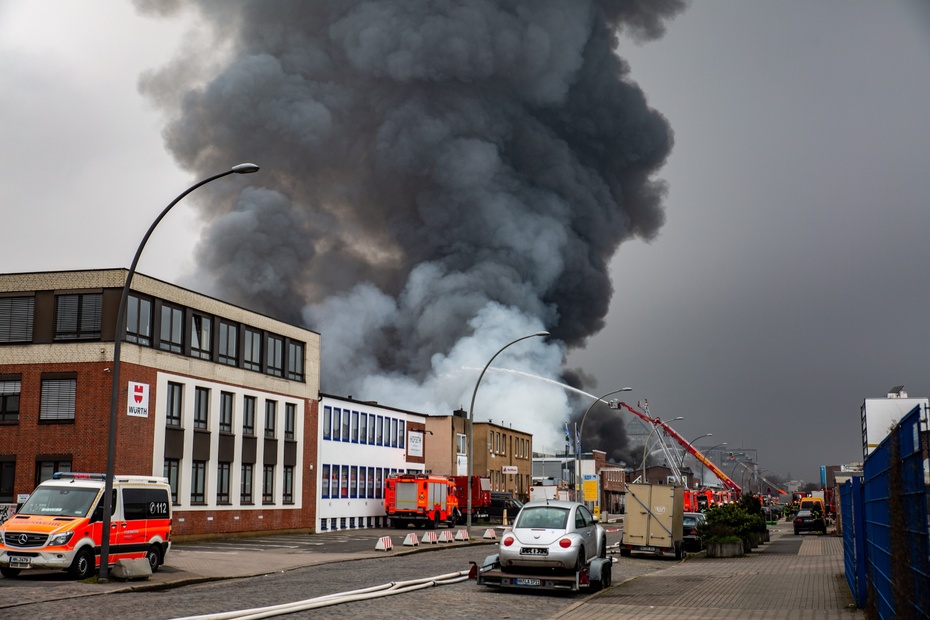 Pożar w dzielnicy Rothenburgsort w Hamburgu. (fot. PAP/EPA)