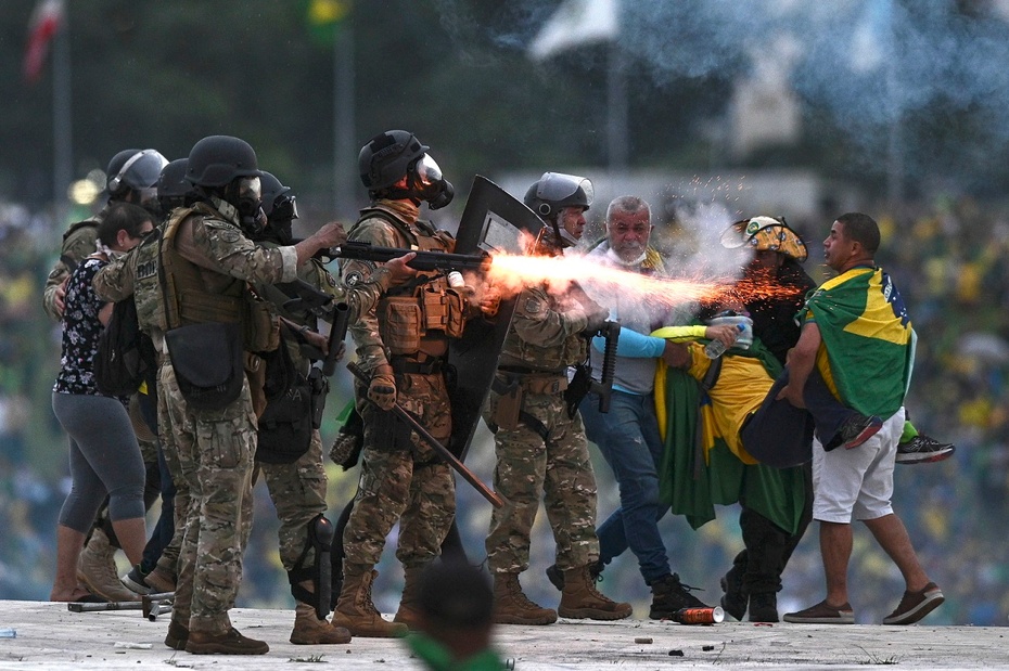 Funkcjonariusze służb bezpieczeństwa Brazylii ujęli w niedzielę 170 osób, które wdarły się do głównych urzędów państwowych w stolicy kraju Brasilii. Fot. PAP/EPA/ANDRE BORGES