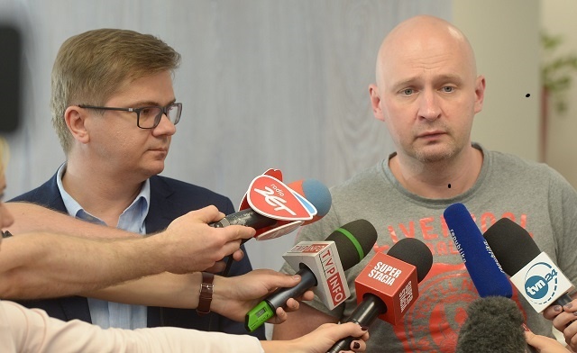 Michał Majewski (P) został skazany na karę 18 tys. złotych grzywny za przeszkadzanie ABW w akcji w redakcji „Wprost” w 2014 r.