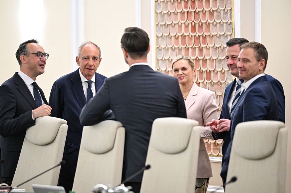 na zdjęciu archiwalnym: Od lewej: minister infrastruktury Dariusz Klimczak, sekretarz stanu w MSZ Władysław Teofil Bartoszewski, minister aktywów państwowych Jakub Jaworowski, minister edukacji Barbara Nowacka, minister rozwoju i technologii Krzysztof Pas