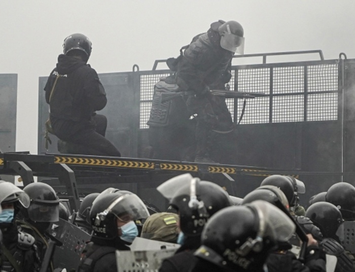 Chaos w Kazachstanie. Krwawe zamieszki, rabunki, brak internetu, zawieszone loty