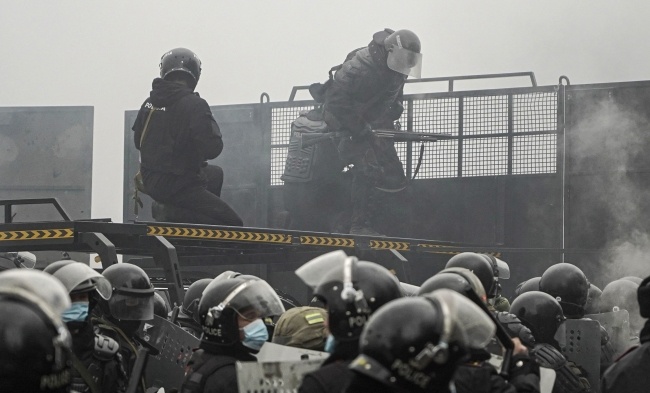Zamieszki w Ałmaty, fot. PAP/EPA/STR