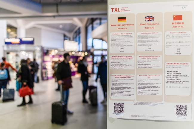 Lotnisko Berlin-Tegel. W Niemczech potwierdzono pierwszy przypadek zarażenia nowym koronawirusem. Fot. PAP/EPA/CLEMENS BILAN
