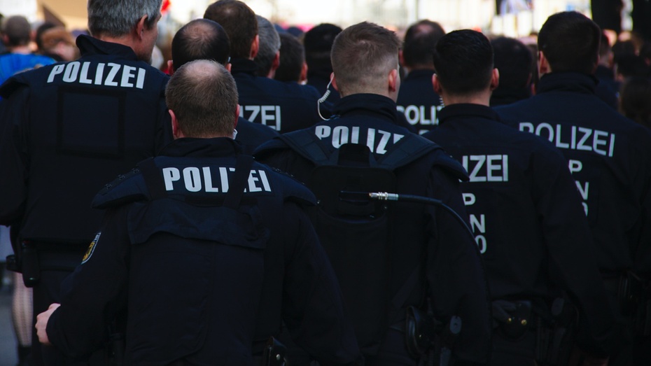 Niemieckie służby aresztowały znanego kucharza celebrytów Franka Heppnera oraz byłego policjanta Michaela Fritscha. Obaj mężczyźni są podejrzani o udział w spisku Obywateli Rzeszy. (fot. Unsplash)