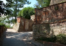 Otmuchów, fragment murów obronnych i droga wjazdowa do zamku, fot. M. Sikorski