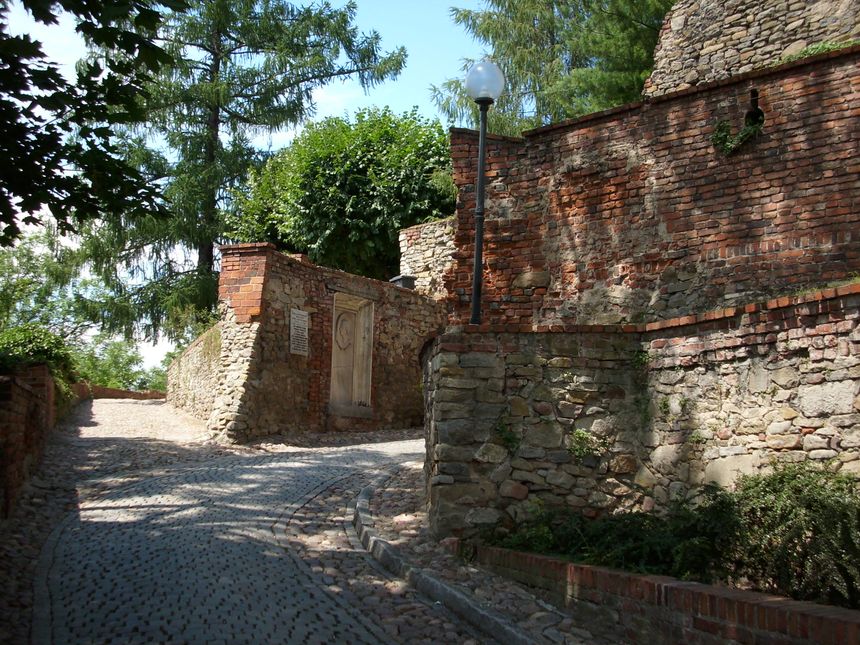 Otmuchów, fragment murów obronnych i droga wjazdowa do zamku, fot. M. Sikorski
