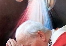 Papież Jan Pawel II  na modlitwie arch.arch.