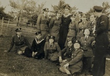 Personel pomocniczy (Polish Women Auxiliary Services) z polskimi marynarzami, Szkocja 1943. Emilia Wojciechowska 3 od lewej w dolnym rzędzie, piąta Janina Kozłowska