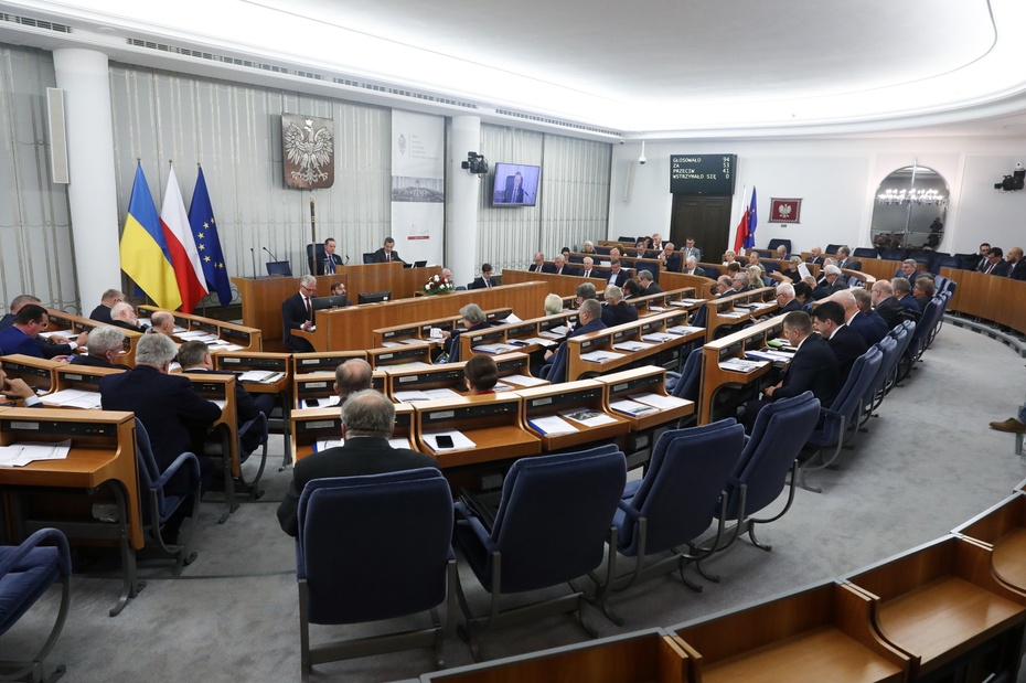 Senatorowie na sali obrad Senatu w Warszawie. Źródło: PAP/Tomasz Gzell