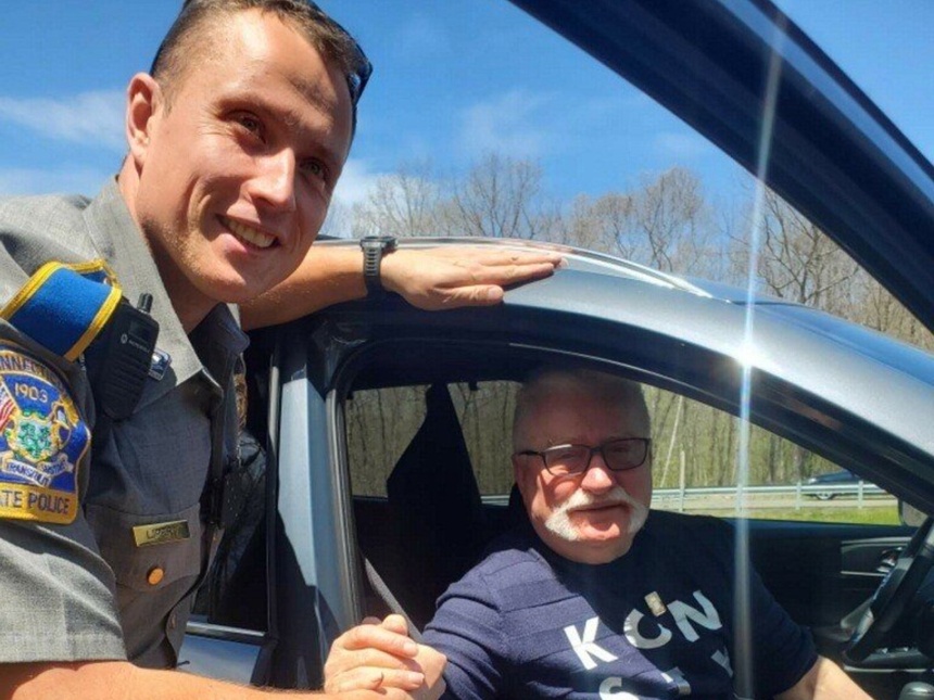 Lech Wałęsa w trakcie swojego tournee po USA złapał gumę w stanie Connecticut, gdzie pomógł mu pochodzący z Polski funkcjonariusz policji (fot. Facebook/Connecticut State Police)