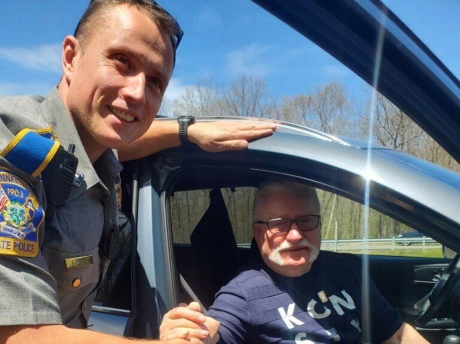 Lech Wałęsa w trakcie swojego tournee po USA złapał gumę w stanie Connecticut, gdzie pomógł mu pochodzący z Polski funkcjonariusz policji (fot. Facebook/Connecticut State Police)