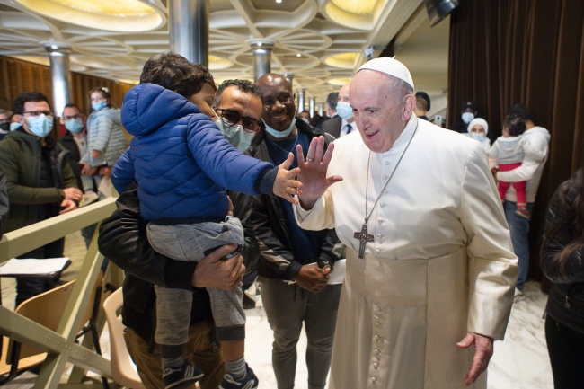 Papież Franciszek z ubogimi. Fot. PAP/EPA/VATICAN MEDIA HANDOUT