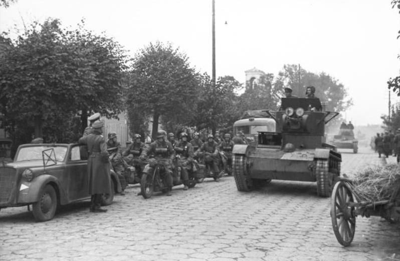22 września 1939 roku wspólna defilada sojuszników w Brześciu Litewskim, po defiladzie władzę w mieście przejęły wojska sowieckie. Fot.domena publiczna