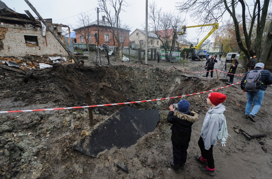 Skutki poprzedniego ostrzału rakietowego w okolicach Lwowa. Fot. PAP/EPA