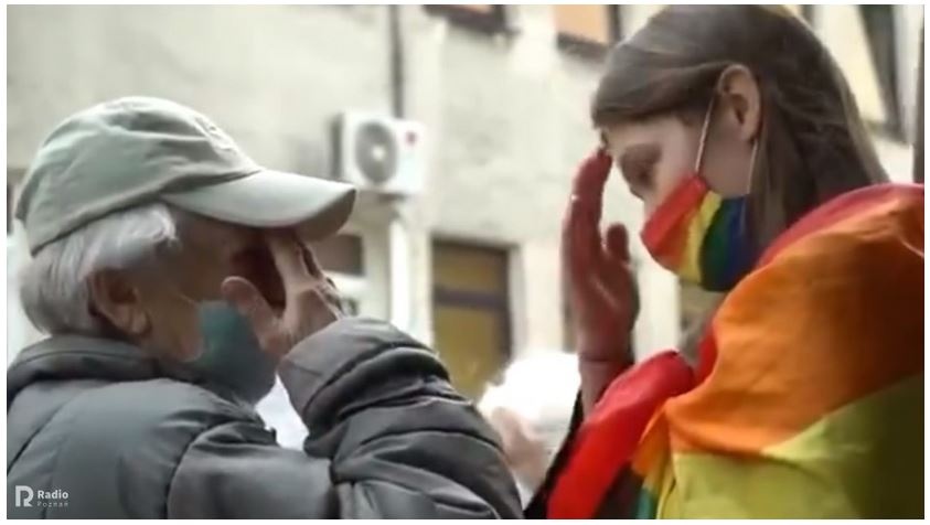 Niesamowity gest starszej pani wobec mlodej aktywistki LGBT.