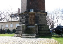 Wejście do latarni i Kula Czasu po prawej zawinieta w folię :)