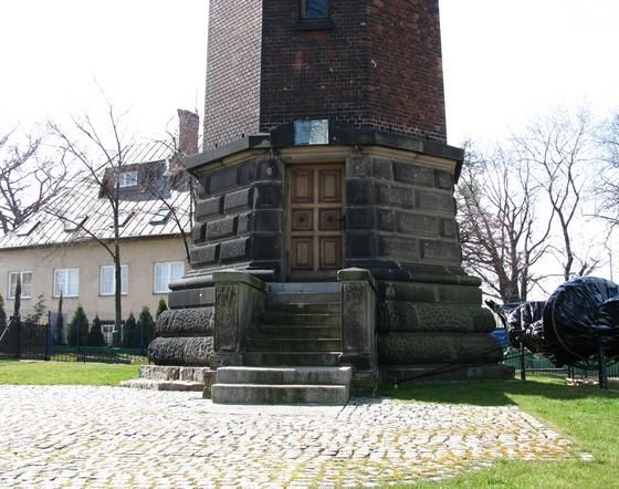 Wejście do latarni i Kula Czasu po prawej zawinieta w folię :)