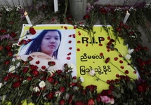 Kwiaty ku czci zabitej przez policję w Birmie Mya Thwe Thwe Khaing. Fot. PAP/EPA/LYNN BO BO