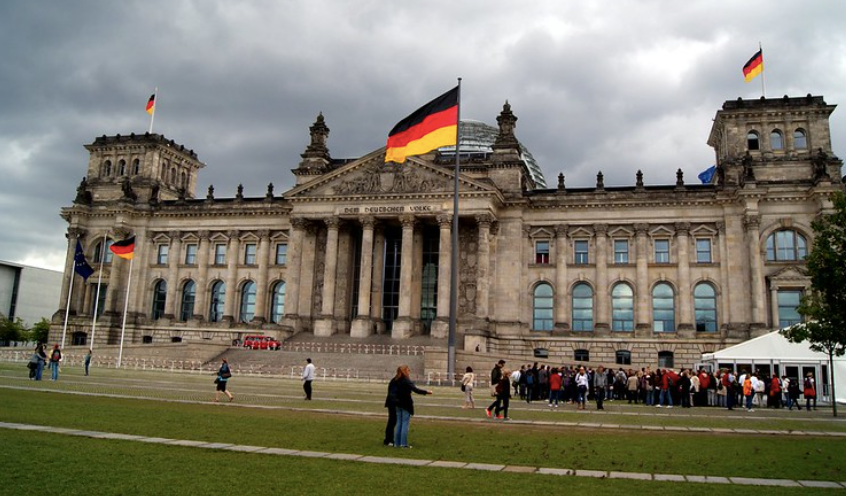 Ciemne chmury zbierają się nad niemieckim rządem. fot. Michael Pollak, Flickr, (CC BY 2.0)