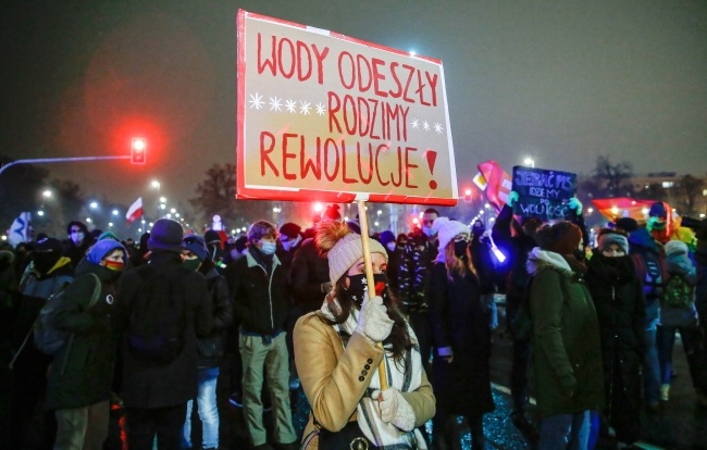 Wzrost poglądów lewicowych wśród kobiet było widać m.in. podczas protestów przeciwko wyrokowi TK ws. aborsji, fot. PAP/Rafał Guz