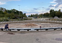Kamieni kupa w miejscu projektowanego pomnika Bitwy Warszawskiej