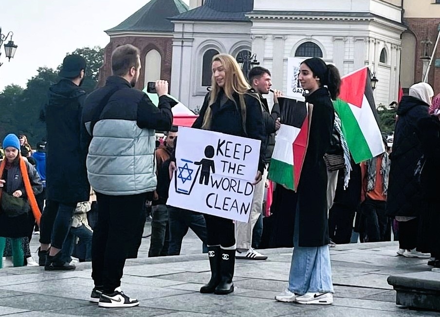 Norweżka z antysemickim transparentem, fot. X