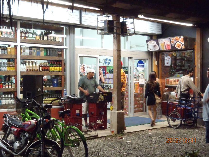 Didżej przed supermarketem, Puerto Viejo. Ziem bez ziemi