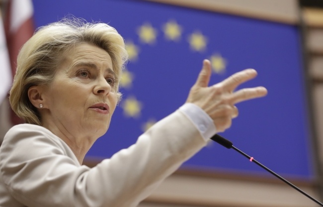 Ursula von der Leyen w PE powiedziała, że państwa, które mają wątpliwości ws. mechanizmu praworządności, mogą zgłosić zastrzeżenia do Trybunału Sprawiedliwości UE, fot. PAP/EPA/OLIVIER HOSLET
